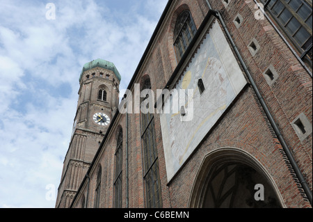 Cadran solaire sur la cathédrale de Munich Frauenkirche église Notre Dame Bavaria Allemagne Munchen Deutschland Banque D'Images