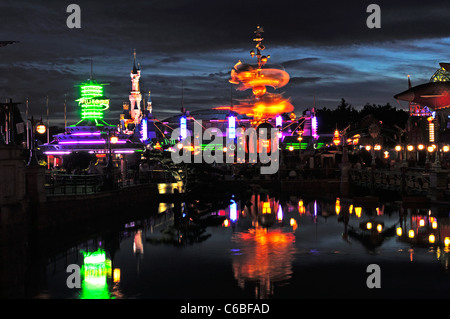 Nightfall a Discoveryland, Parc Disneyland, Paris. Banque D'Images