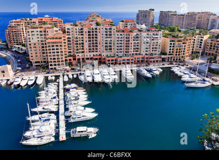 Vue vers le bas sur le port de Fontvieille, Monaco Banque D'Images