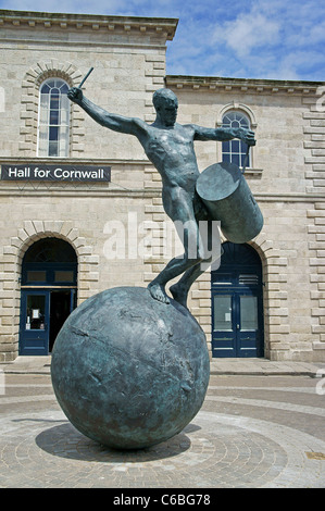 Le batteur ' ' une sculpture de bronze avec l'étain de Cornouailles et de cuivre par l'artiste Tim Shaw on Lemon Quay Truro, Cornwall, England, UK Banque D'Images