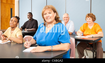 Femme mature au collège, parmi un groupe d'autres étudiants adultes. L'orientation de la bannière. Banque D'Images