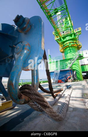 Un épandeur utilisé pour soulever des pièces de transition en place sur un cric l'barge, le Goliath à l'éolien offshore Walney Banque D'Images