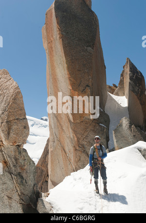 Un homme escalade alpiniste l'arête des Cosmiques à Chamonix, France Banque D'Images