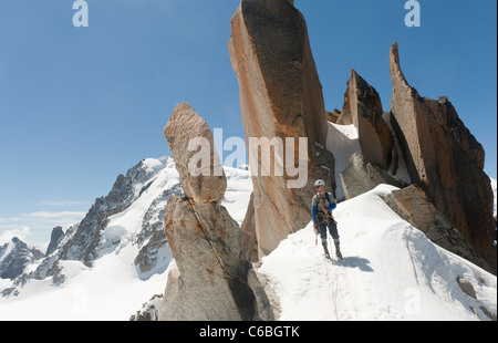 Un homme escalade alpiniste l'arête des Cosmiques à Chamonix, France Banque D'Images