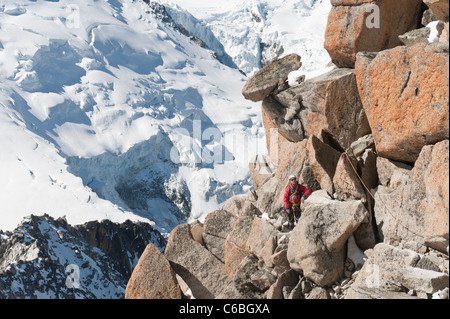 Un homme escalade alpiniste l'arête des Cosmiques à Chamonix, France Banque D'Images