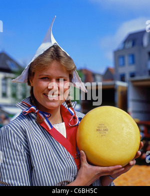 Jeune femme tenant la roue des fromages au marché du fromage d'Alkmaar, Alkmaar, Noord Holland, Royaume des Pays-Bas Banque D'Images