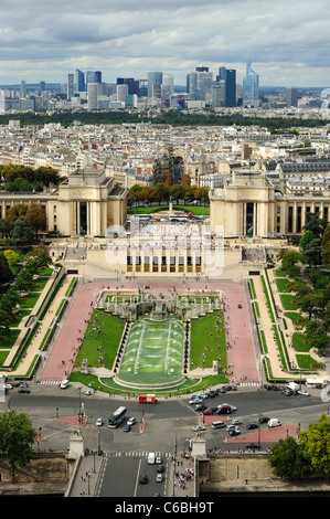 Jardins et esplanade du Trocadéro avec les bâtiments modernes de la Défense nationale sur l'arrière-plan. Paris, France. Banque D'Images