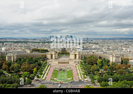 Jardins et esplanade du Trocadéro avec les bâtiments modernes de la Défense nationale sur l'arrière-plan. Paris, France. Banque D'Images