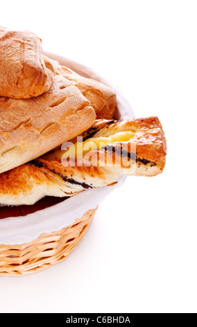 Panier rempli de petits pains isolé sur fond blanc Banque D'Images