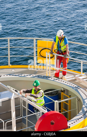 Vérifier le niveau de travailleurs un morceau de transition que le cric l'barge, Goliath soulevés en place sur le parc éolien offshore de Walney Banque D'Images