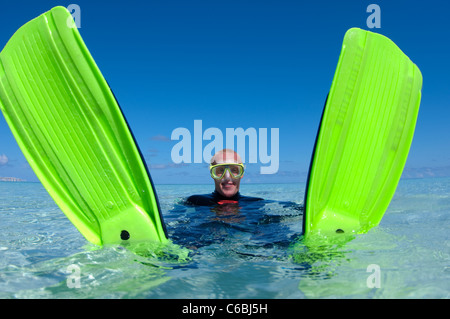 Snorkeler flottant sur le dos, profil, front view, North Huvadhoo Atoll, aux Maldives Banque D'Images