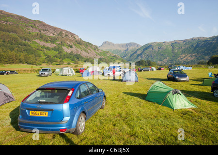 Les campeurs sur un terrain de camping à la base Brown ferme dans la vallée de Langdale, regard vers le Langdale Pikes, Lake District, UK. Banque D'Images