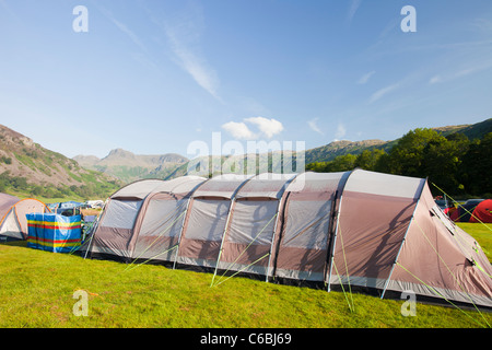 Les campeurs sur un terrain de camping à la base Brown ferme dans la vallée de Langdale, regard vers le Langdale Pikes, Lake District, UK. Banque D'Images