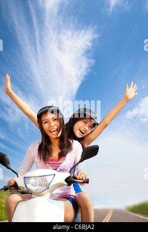 Happy young woman having voyage d'été sur un scooter Banque D'Images