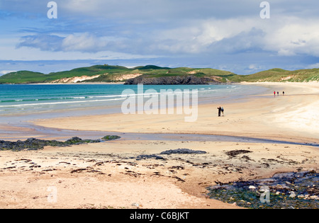 Balnakeil Bay, près de Durness, Sutherland, côte nord Faraid Head au-delà, la base MOD tout juste visible sur le sommet. L'Écosse au Royaume-Uni. Banque D'Images