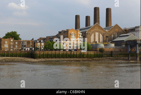 Au bord de la Tamise, riverside pub Cutty Sark, appartements et de Greenwich power station, East London, UK, FR Banque D'Images