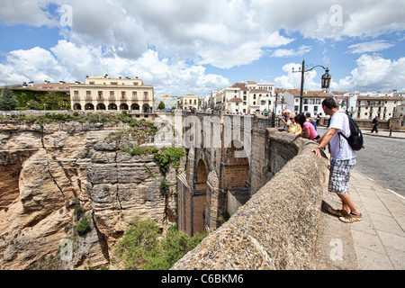 Jolie femme française pose sur le pont au-dessus de gorges profondes à Ronda en Espagne. Le trafic et les piétons Banque D'Images