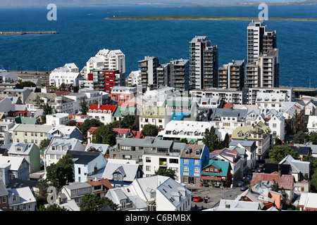 Vue sur la ville depuis le haut de l'église Hallgrimskirkja, Rejyjavik, Islande Banque D'Images