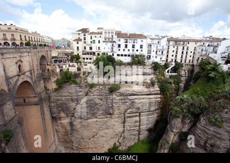 Pont historique sur une gorge de Ronda en Espagne. Hôtels et appartements à la pittoresque vallée. Banque D'Images