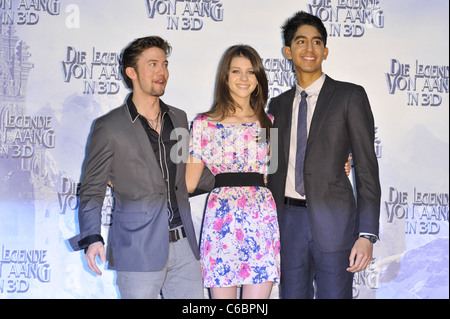 Jackson Rathbone, Nicola Peltz, Dev Patel, à un photocall pour le film Die Legende von Aang' ('The Last Airbender') dans l'hôtel Banque D'Images