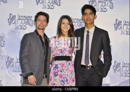 Jackson Rathbone, Nicola Peltz, Dev Patel, à un photocall pour le film Die Legende von Aang' ('The Last Airbender') dans l'hôtel Banque D'Images