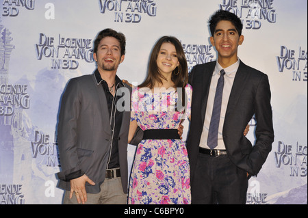 Jackson Rathbone, Nicola Peltz, Dev Patel, à un photocall pour le film Die Legende von Aang' ('The Last Airbender') dans l'hôtel Banque D'Images