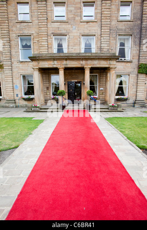 Un tapis rouge menant vers Walton Hall près de Wakefield, dans le Yorkshire, UK. Banque D'Images