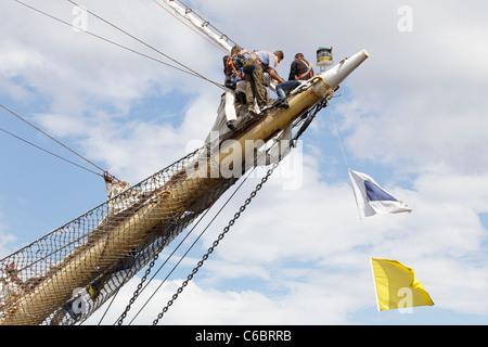 Tall Ships Race, membres d'équipage travaillant sur le Bowscrit d'un navire dans le port, Greenock, Inverclyde, Écosse, Royaume-Uni Banque D'Images