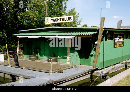 Yachtclub sur la rivière Main à Francfort. Banque D'Images