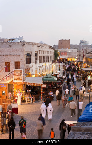 Le Qatar, au Moyen-Orient, Péninsule Arabe, Doha, le Souq Waqif restauré avec de la boue rendus boutiques et des poutres en bois apparentes Banque D'Images