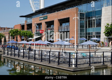 Restaurants et cafés à Gunwharf Quay à Portsmouth. Le Hampshire. L'Angleterre Banque D'Images