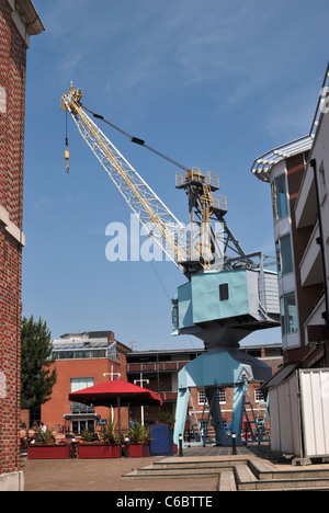 Restaurants et cafés à GUNWHARF QUAYS de Portsmouth. Le Hampshire. L'Angleterre. Avec l'ancienne grue à quai. Banque D'Images