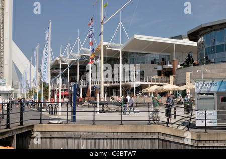 Restaurants, cafés et boutiques à Gunwharf Quay à Portsmouth. Le Hampshire. L'Angleterre Banque D'Images