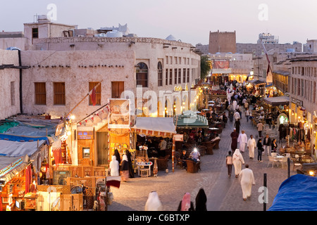 Le Qatar, au Moyen-Orient, Péninsule Arabe, Doha, le Souq Waqif restauré avec de la boue rendus boutiques et des poutres en bois apparentes Banque D'Images