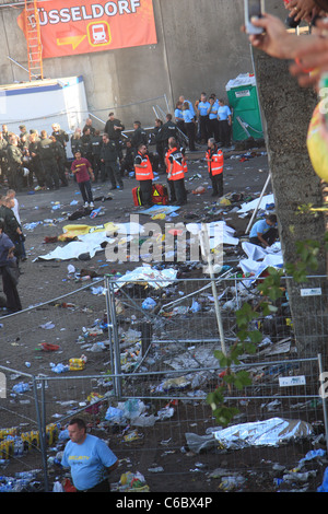 Les victimes sont couverts à la Love Parade 2010 après 19 personnes sont mortes et plus de 340 ont été blessés après une panique éclata dans un 25 Banque D'Images