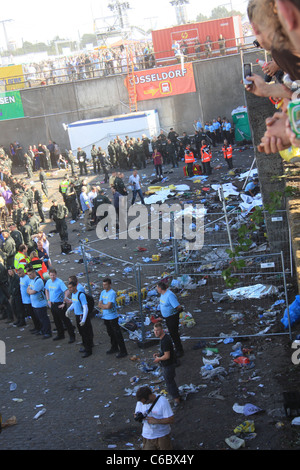 Les victimes sont couverts à la Love Parade 2010 après 19 personnes sont mortes et plus de 340 ont été blessés après une panique éclata dans un 25 Banque D'Images