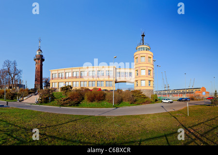 Le vieux phare historique et de la capitainerie à Gdansk, Pologne. Banque D'Images