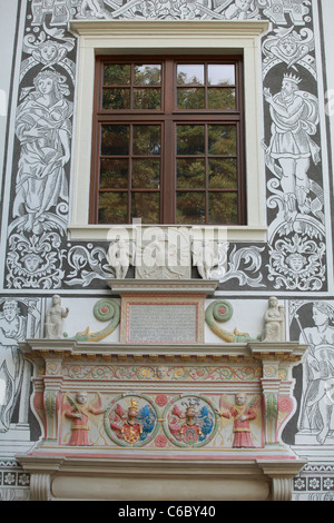 Le palais de la renaissance avec sa façade est décorée de fresques en Slovaquie, Bytca. Construit par J. Thurzo comme un lieu de mariage pour ses filles. Banque D'Images