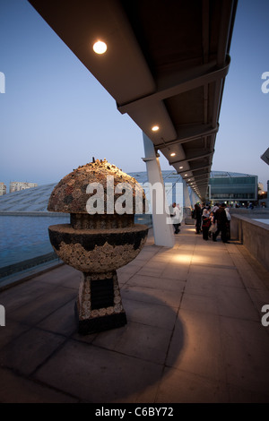 Vue depuis sous la passerelle au Royal Bibliothèque d'Alexandrie, Egypte Banque D'Images