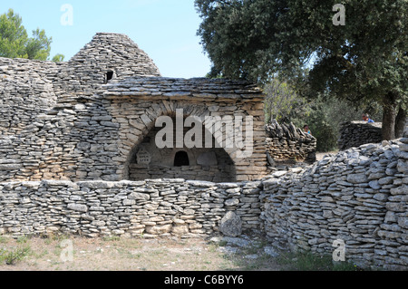 Cabane ancienne faite de pierres dans le village des Bories, à proximité de Gordes en Provence, France Banque D'Images