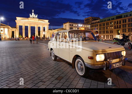 Wartburg 353 Deluxe, construit en 1967, voiture de collection, véhicule historique, taxi, Pariser Platz, la Porte de Brandebourg, Berlin Banque D'Images