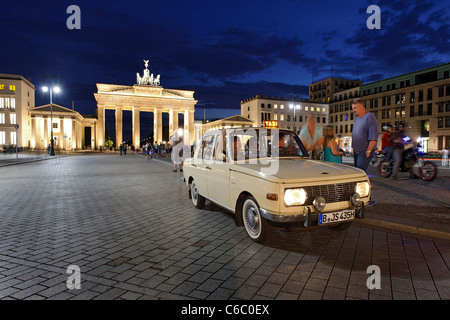 Wartburg 353 Deluxe, construit en 1967, voiture de collection, véhicule historique, taxi, Pariser Platz, la Porte de Brandebourg, Berlin Banque D'Images