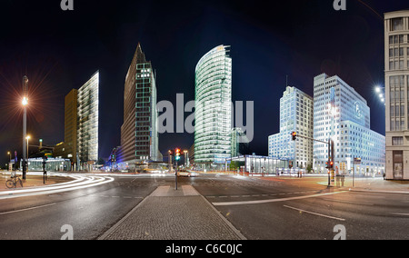 Panorama, nuit, immeubles de grande hauteur sur la Potsdamer Platz, PWC Building, Sony Center, DB Tower et Beisheim Center, Berlin Banque D'Images