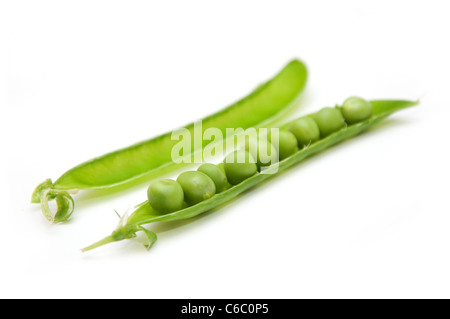 Les gousses de pois verts sur fond blanc Banque D'Images