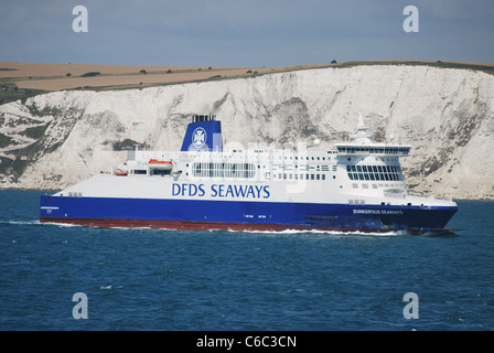 Un Cross Channel Ferry Dover sur un passage à l'Europe. Banque D'Images