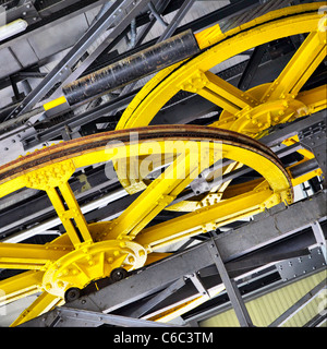 Une partie de mécanisme avec de grandes roues jaune Banque D'Images