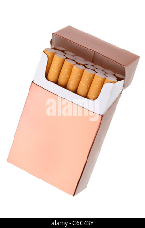 Paquet de cigarettes au cours de l'isolé sur fond blanc Banque D'Images