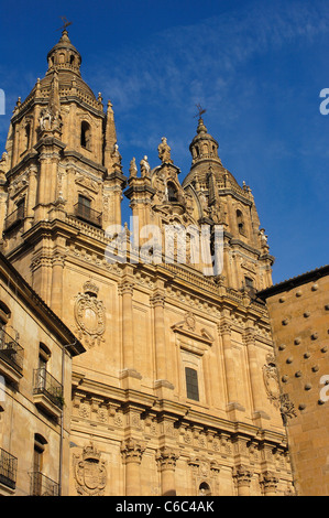 La Clerecía (18ht siècle Monastère Jésuite baroque) et la Casa de las Conchas sur la droite. Salamanque. De Castille-león. Espagne Banque D'Images