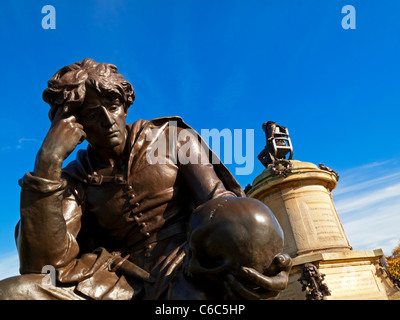 Détail d'Hamlet sur la statue de William Shakespeare à Stratford-upon-Avon Warwickshire conçu par Lord Ronald Gower en 1888 Banque D'Images