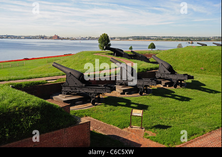 USA Baltimore Maryland MD Fort McHenry National Monument et Parc national historique de canons Service face au port Banque D'Images